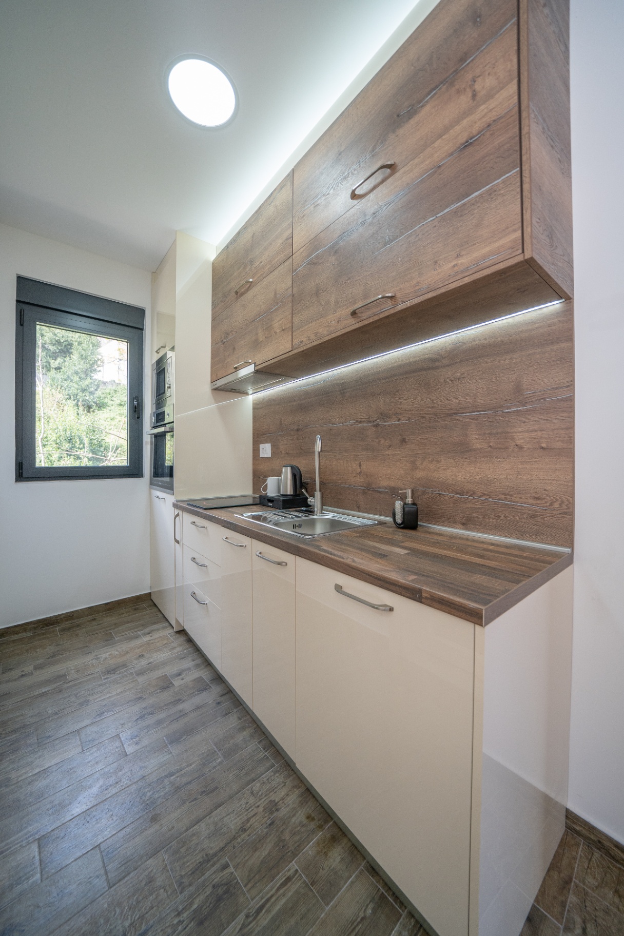 Deluxe Studio with Terrace — kitchenette