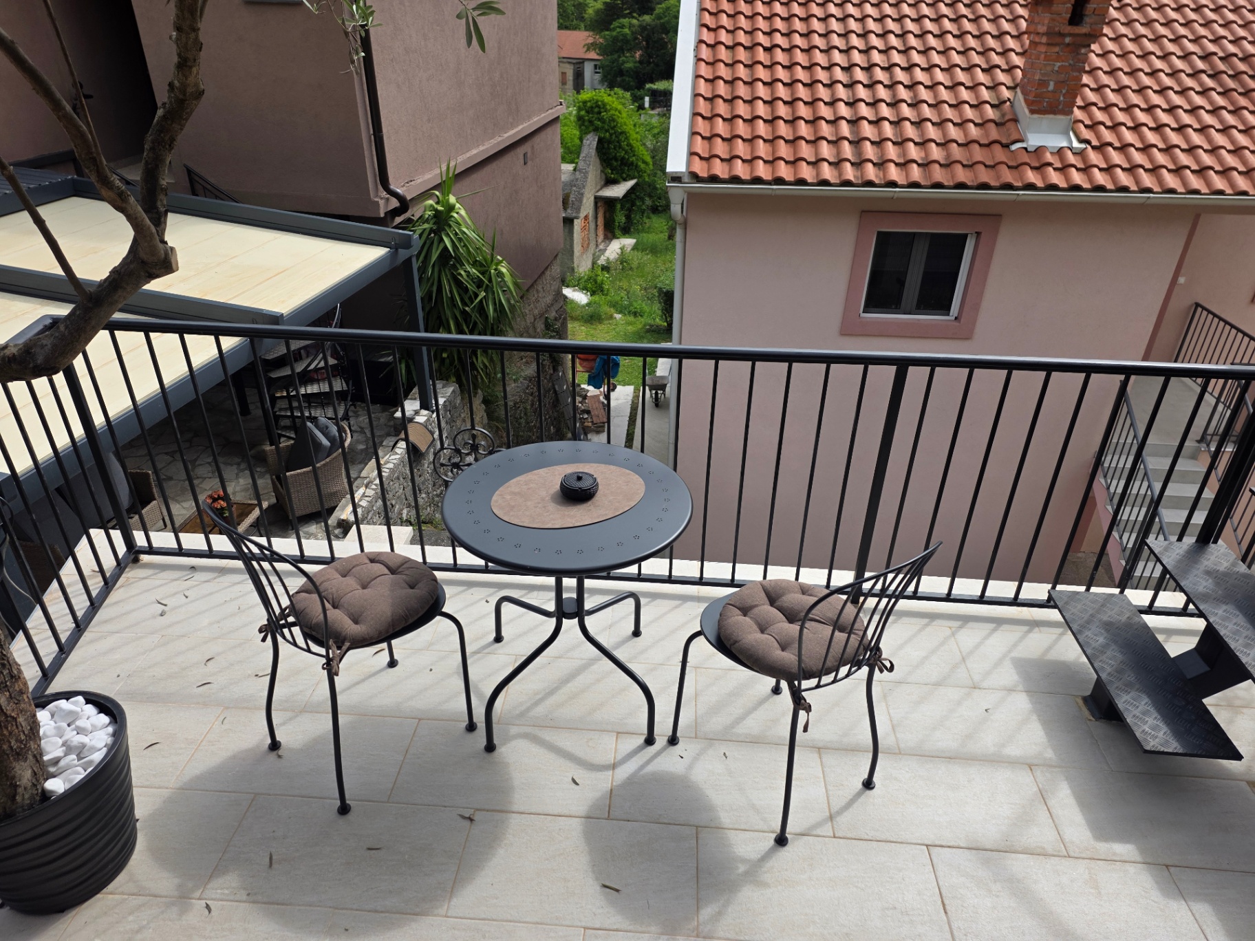 Duplex Apartment with Rooftop Hot Tub photo 6