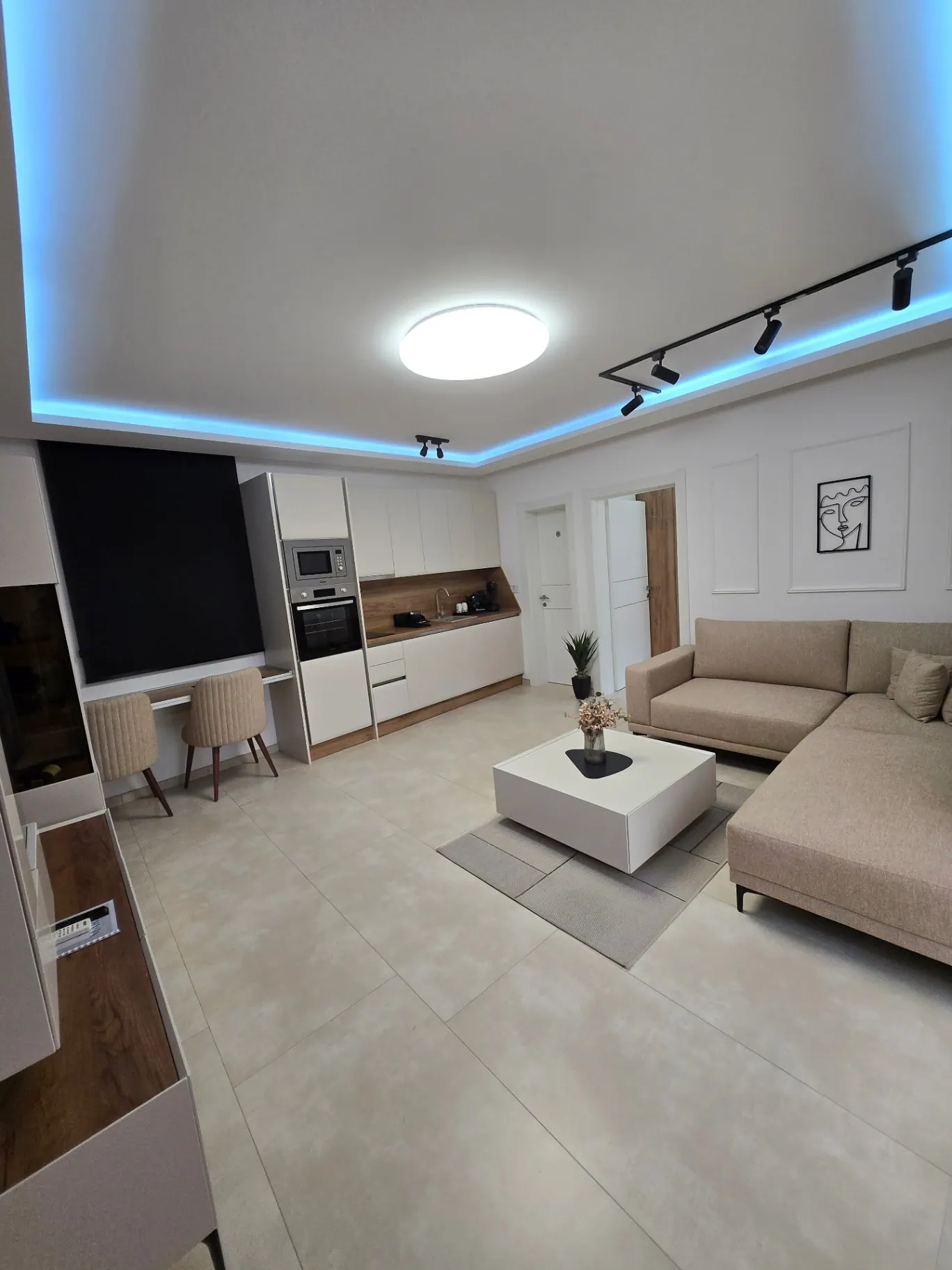 Deluxe One-Bedroom — detail